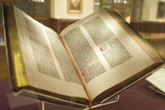 Proč je Bible ve světě tak populární - Médium.cz